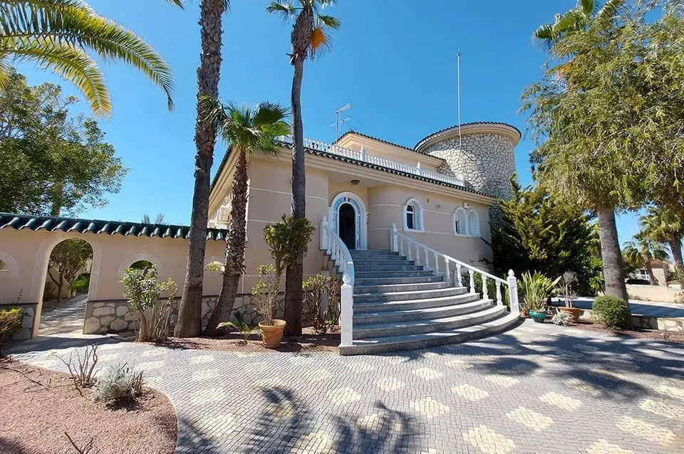 Estupenda villa con vistas al campo de golf y al mar.