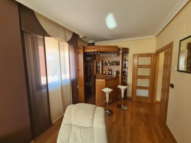 Se vende amplísimo apartamento, amueblado y equipado, cocina, salón, 2 hab., 2 baños. Para entrar. — 16