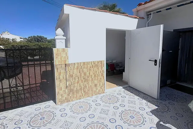 Bungalow reformado con 2 dormitorios, 1 baño y una amplia terraza frontal. Zona tranquila cerca de colegios y con buenas conexiones de transporte público. — 25