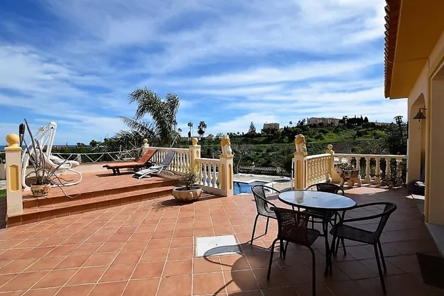 Chalet con grandes terrazas, piscina y apartamento. - foto 3