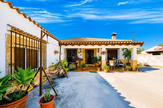 Amplia propiedad con vivienda principal y apartamento indepe - foto 4