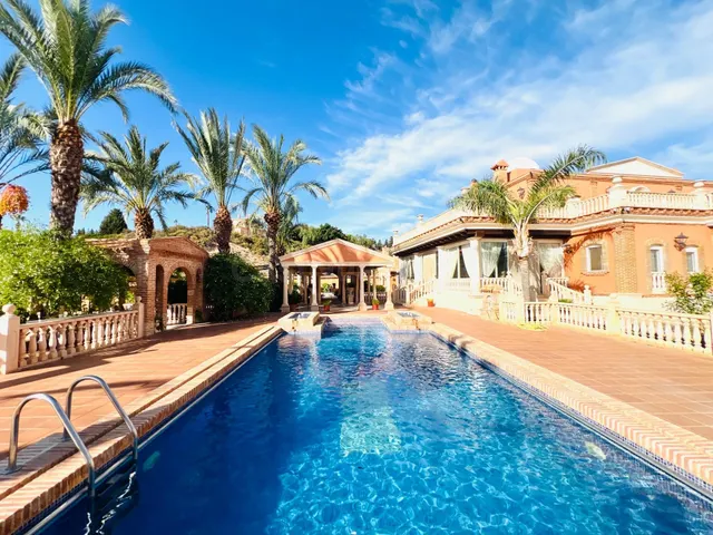Villa señorial de lujo con arquitectura clásica en Elche - foto 5