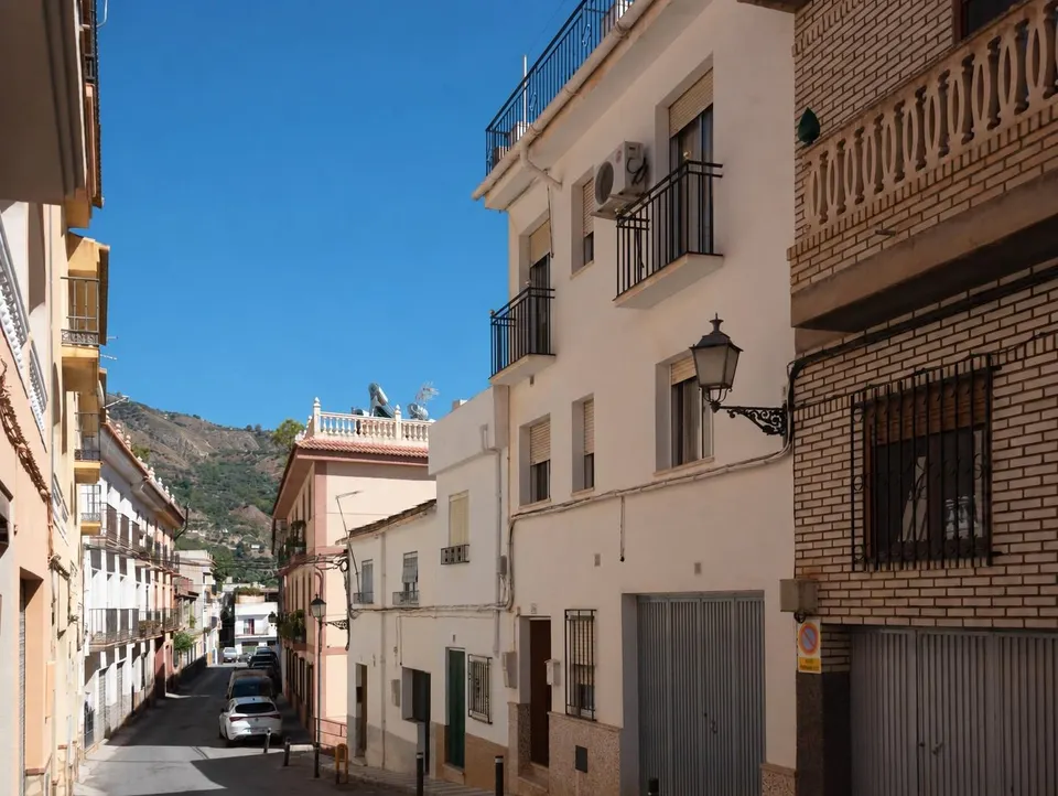 CASA CON GARAJE EN EL CENTRO DE LANJARÓN