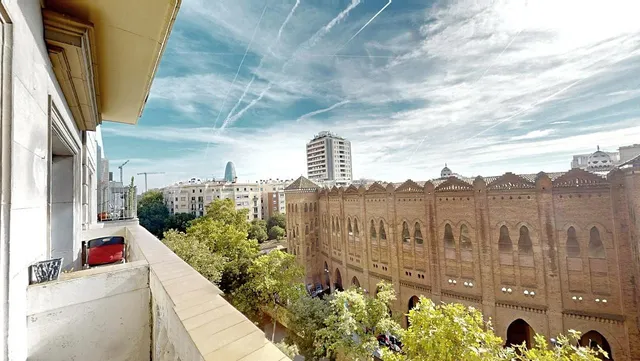 Vivienda en quinta planta con vistas panorámicas, luminosa, con 5 amplias habitaciones. — 9
