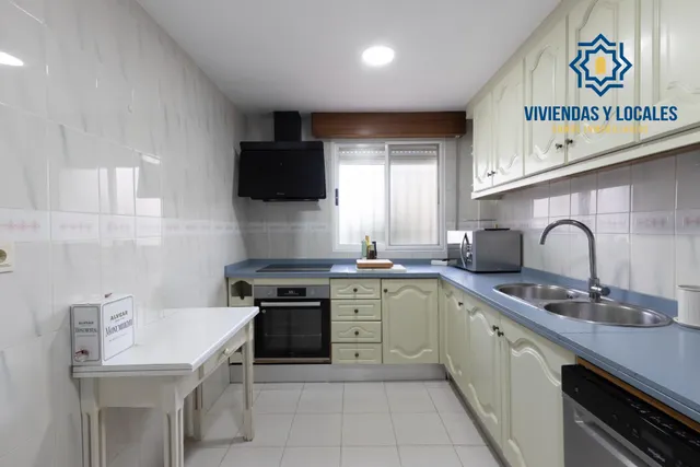 Casa independiente con piscina en La Zubia. — 10