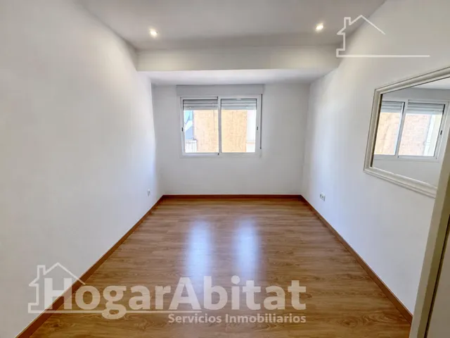 REFORMADO CON 4 DORMITORIOS Y BALCÓN — 14