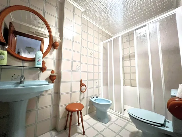 Amplio apartamento (aprox. 90 m2 - 2.ª planta) en primera línea de Playa del Acequión. Gran balcón con vistas al mar (suroeste), piscina comunitaria, cerca del centro, y directamente en la playa. — 25