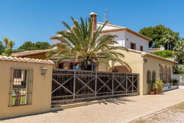 Villa familiar mediterránea con bonitas vistas en venta en J - foto 3