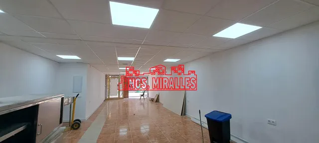 Local Comercial Recién Reformado en Zona Estratégica Cercana a la Plaza Barcelona — 2
