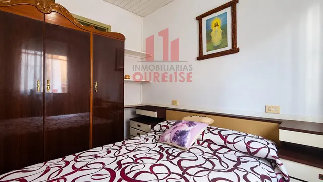 Casa de tres plantas con terraza y garaje amplio cerca del pazo de bentraces — 9