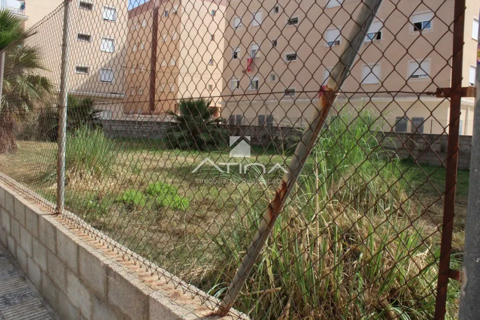 Parcela de 550 m2 situada en 3ª línea de la playa de Bellreguard,