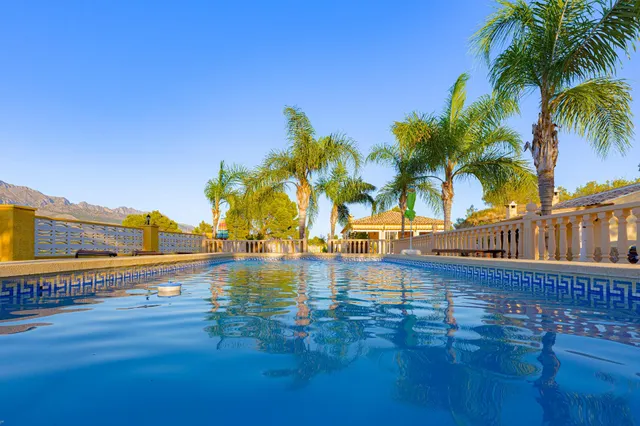 Villa exclusiva en La Nucía | parcela de 3.947 m2, piscina privada y amplias zonas de ocio — 10