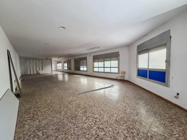 Edificio de tres plantas en alquiler en Barberá del Vallés — 8