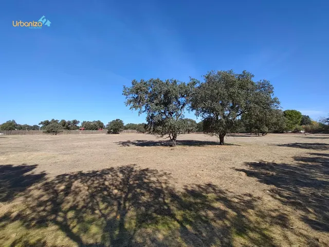 Parcela en tres arroyos totalmente vallada con pozo, portera de entrada y  2 acometidas de luz — 11