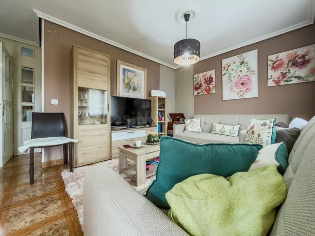 CHALET PAREADO EN ESQUINA CON JARDÍN Y GARAJE JUNTO A CABÁRC
