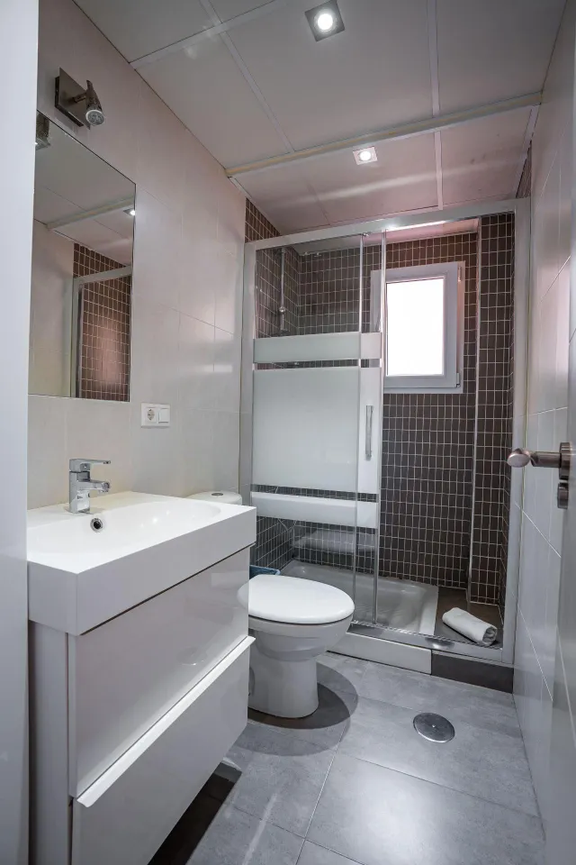 Realejo. Bonito piso amueblado con 2 dormitorios, salón-cocina y baño. Aire acondicionado. — 17
