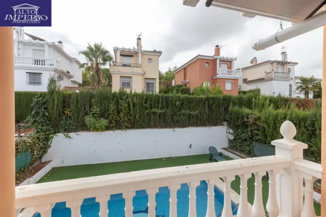 Casa independiente con piscina en La Zubia. — 21