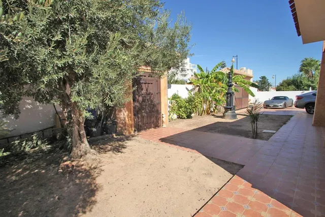 CHALET INDEPENDIENTE CON PISCINA EN LOS ÁNGELES — 6