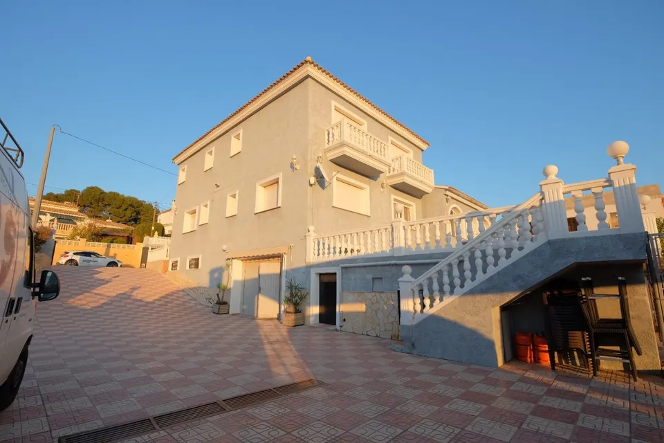 INCREÍBLE VILLA FAMILIAR EN LA MEJOR ZONA