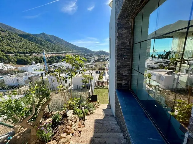VENDEMOS UNA ELEGANTE Y MODERNA VILLA CON IMPRESIONANTES VISTAS AL MAR!! — 17