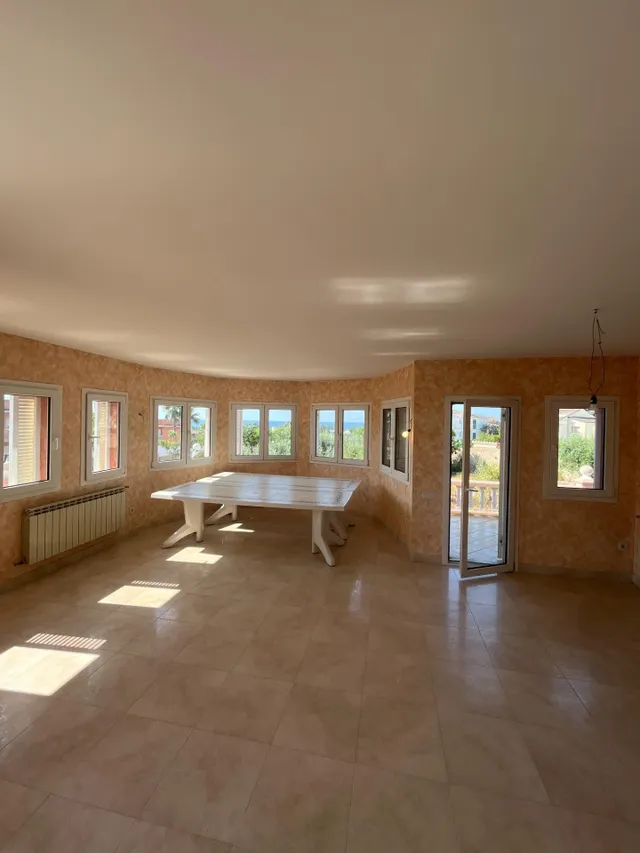 Chalet luminoso con vistas al mar en Creixell, zona La Masó. 3 habitaciones dobles, 2 baños , garaje y parcela de 1411 m2. — 24