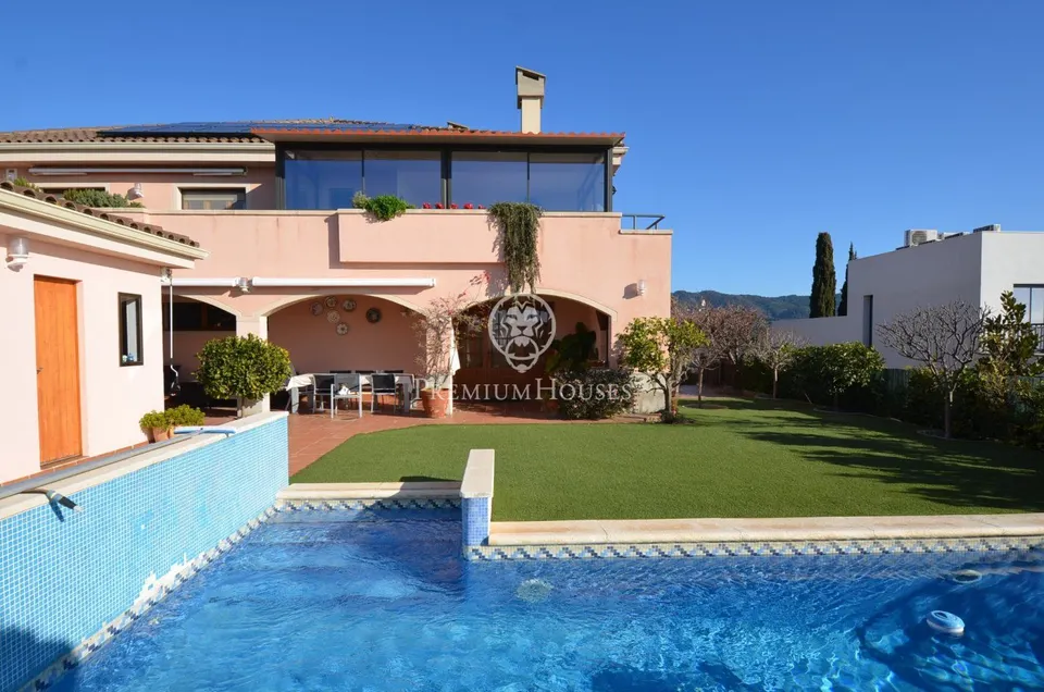 Casa con piscina en venta con vistas espectaculares en Alella