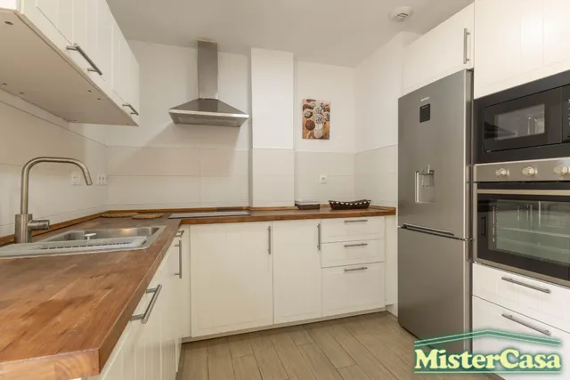 EXCLUSIVA!! Piso 3 dormitorios , 2 baños ,garaje y trastero . Gran patio  y piscina comunitaria . ROTA — 12