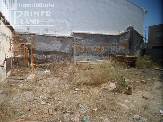 SOLAR EN ESQUINA que cuenta 200m2, y tiene 30m de fachada. P