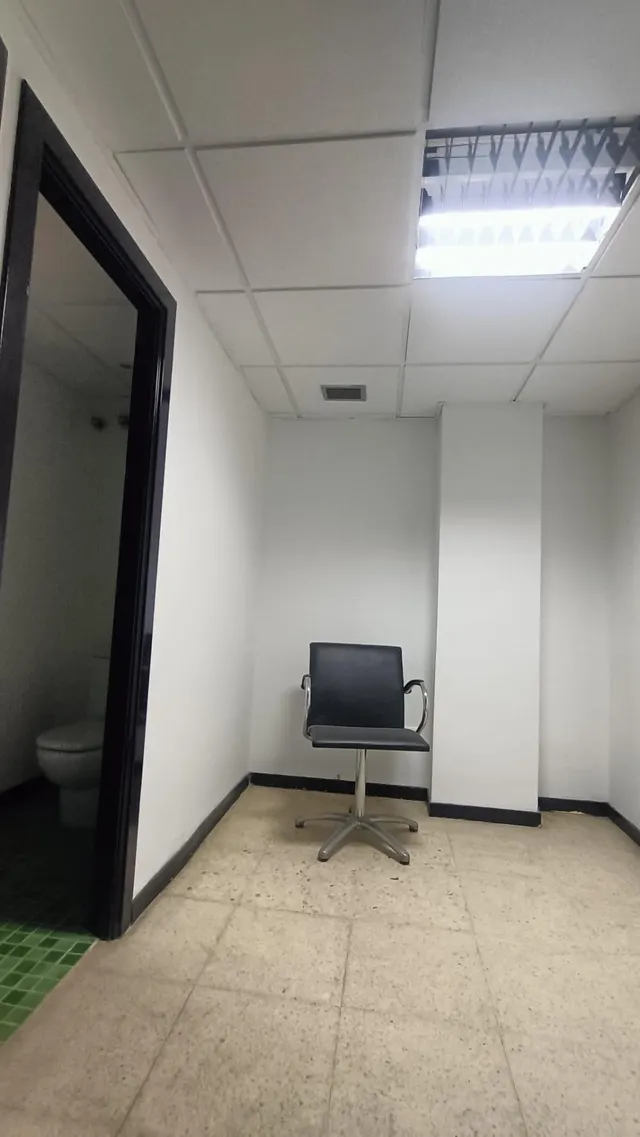 Amplio Local Comercial en Elche - Ideal para Centro Estético o Deportivo — 22