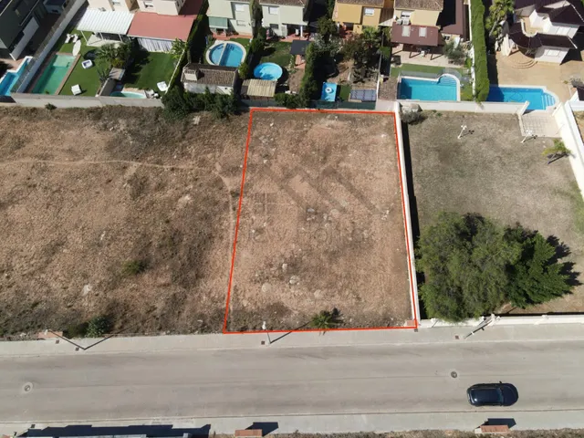 PARCELA URBANA DE 696 m2 EN MONTE COLORADO — CREA EL CHALET QUE IMAGINAS — 28