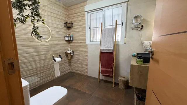 VILLA DE 4 DORMITORIOS Y 3 BAÑOS. PARCELA DE 1.850 M2. CON PISCINA CLIMATIZADA Y CASA DE INVITADOS INDEPENDIENTE EN CATRAL. — 31