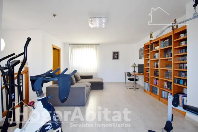 ADOSADO CON 3 TERRAZAS, BALCÓN, PISCINA Y GARAJE — 29