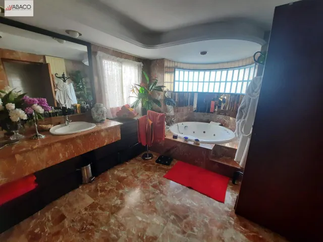 Elegante chalet con maravilloso jardín y vistas privilegiadas. — 19