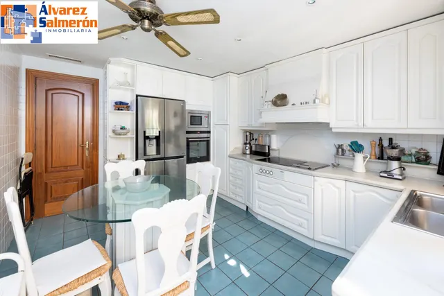 CHALET ADOSADO EN ZONA LA CALETA — 24