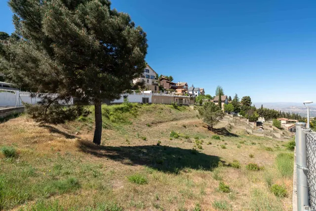 Parcela urbana de 2.000 m2 en la Zubia en un entorno único. — 13