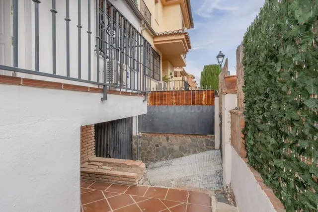 Encantadora Casa Reformada en Ogijares con Vistas y Espacios para Disfrutar — 4