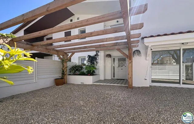 Casa renovada con 5 habitaciones y licencia turística en Emp - foto 5