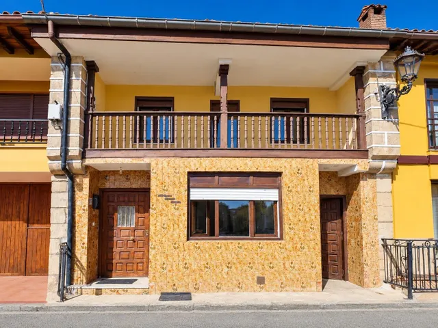 CASA DE PIEDRA CON CORRALADA ORIENTADA AL SUR EN TOPORIAS.