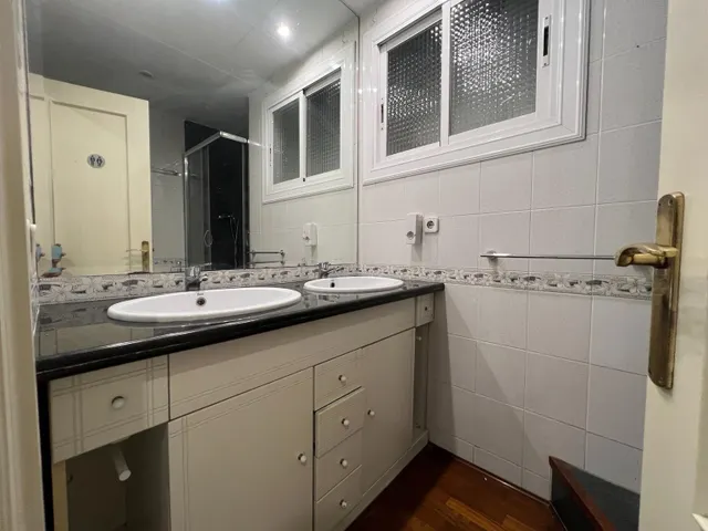 Amplio piso de 3 habitaciones con balcón en el centro de Granollers — 7