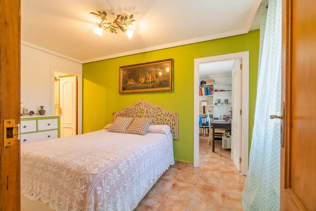 Maravilloso chalet pareado (aprox. 130 m2 + terrazas y garaje) con 4 dormitorios y 2 baños. Amplia parcela privada (516 m2) con jardín y gran piscina. — 37
