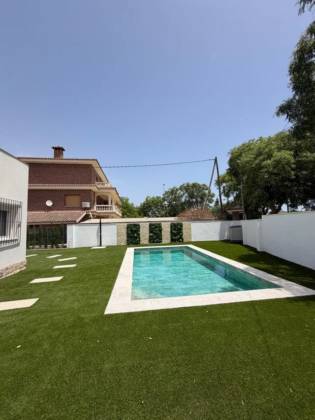 VENTA DE ESPECTACULAR CHALET INDEPENDIENTE DE LUJO HACE ESQUINA — 39