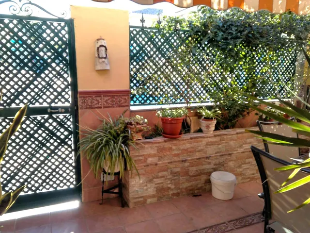 Chalet adosado con piscina y jardín en Urbanización San Luis, Málaga — 19