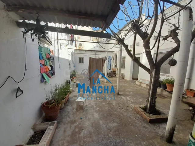 INMOBILIARIA LA MANCHA VENDE CASA DE DOS PLANTAS EN ZONA PED
