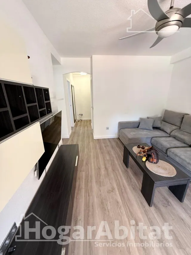 Disfruta del sol y la brisa del mar en este piso reformado con piscina, terraza y parking junto a la playa — 21