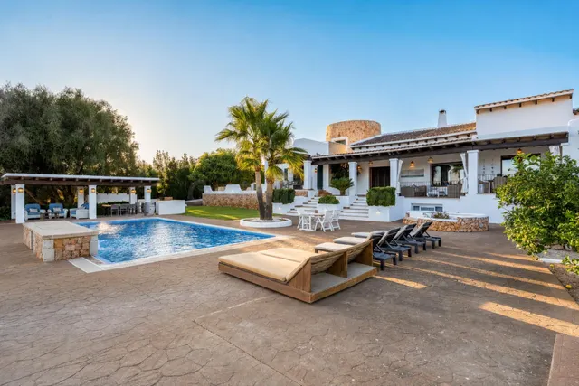 Exclusiva villa de lujo con torreón de inspiración ibicenca  - foto 2