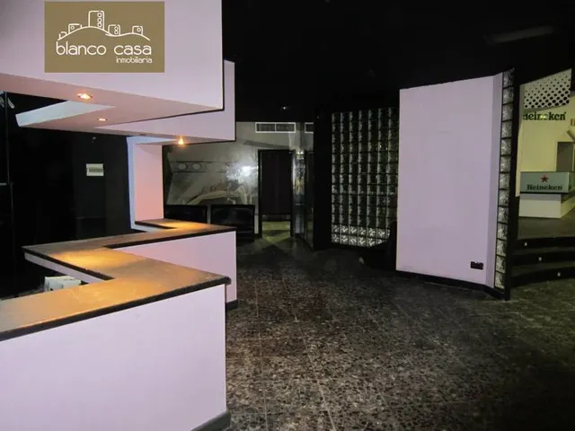 Emblemático local de 1.000m2 en el centro de Carballo por 1.300€/mes — 16