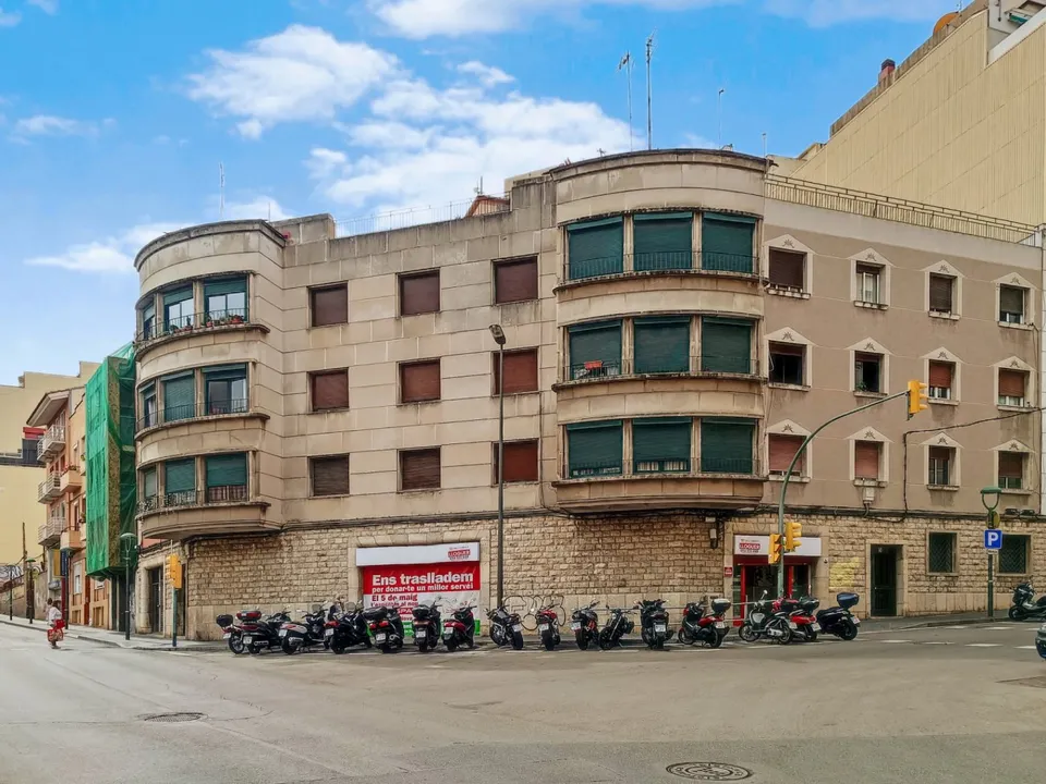 Gran local comercial en Av. Estanislao Figueres a 50 metros de Rambla Nova.
