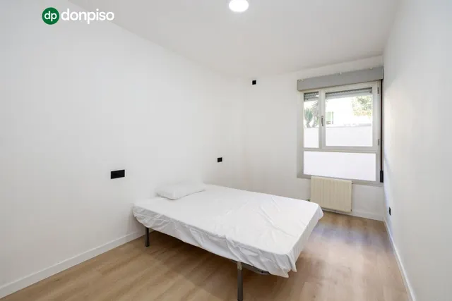 Planta baja con terraza privada, 3 dormitorios, 2 baños y garaje — 17