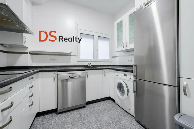 Ds realty presenta | vivienda exterior con tres balcones y terraza frente al templo de debod — 17