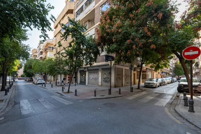 Local comercial junto a calle Alhamar. Ideal para oficina, despacho o almacén. Muy económico — 16